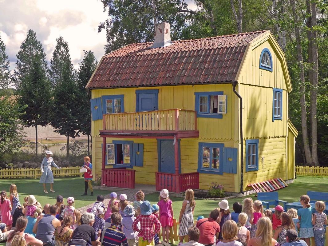 Geschichten, die Astrid Lindgren schrieb, werden hier live gespielt. Auch Frau Prusselius kriegt ihr Fett weg