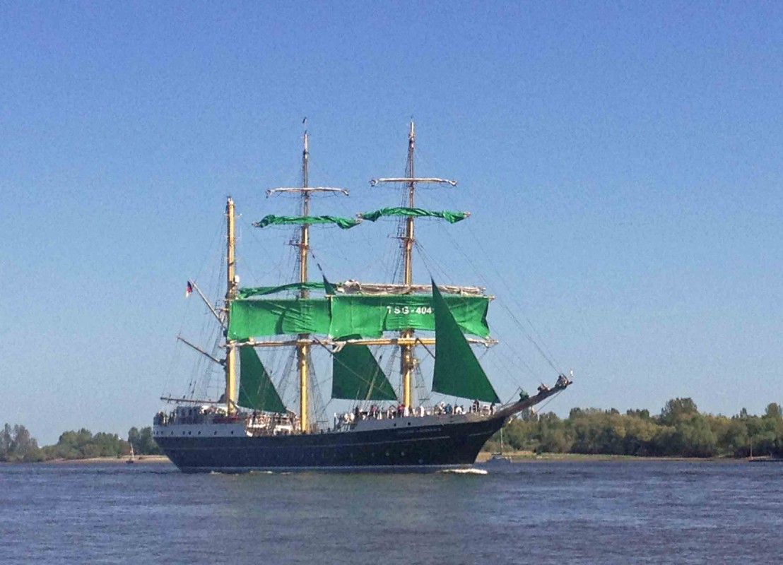 Alexander von Humboldt II mit grünen Segeln auf der Elbe vor Hamburg