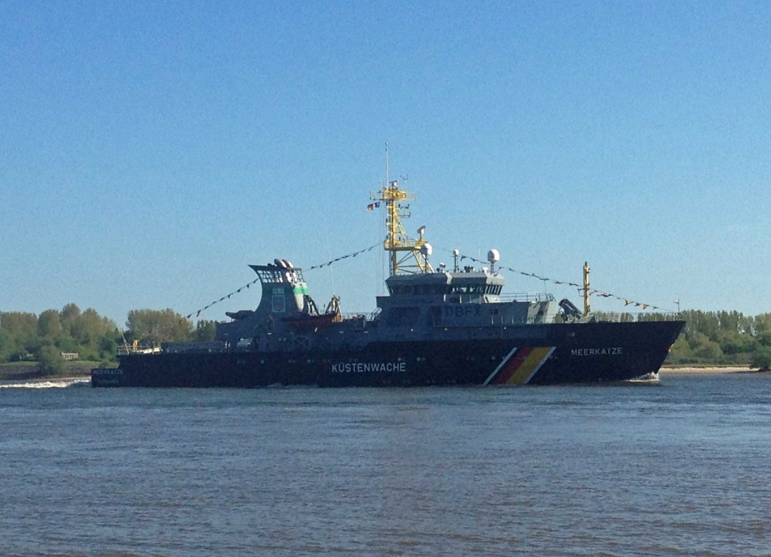 Fischereischutzboot Meerkatze auf der Elbe vor Hamburg
