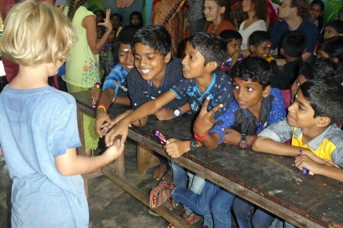 Ein blondes Kind trifft indiscche Kinder in einer SchuleEin blondes Kind trifft indiscche Kinder in einer SchuleEin blondes Kind trifft indiscche Kinder in einer Schule