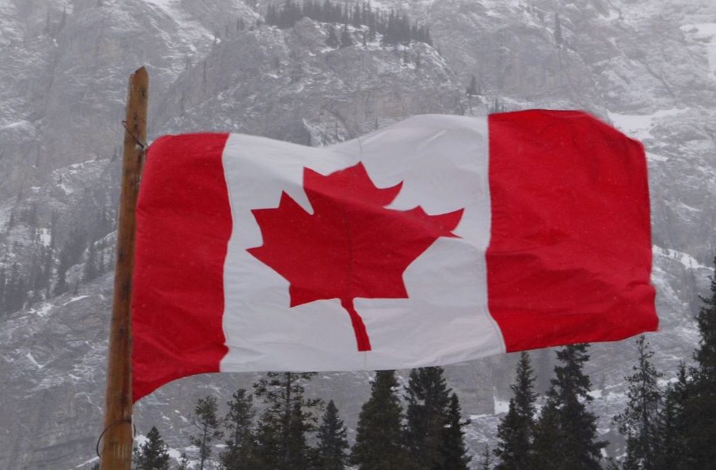Kanada-Flagge vor Berglandschaft